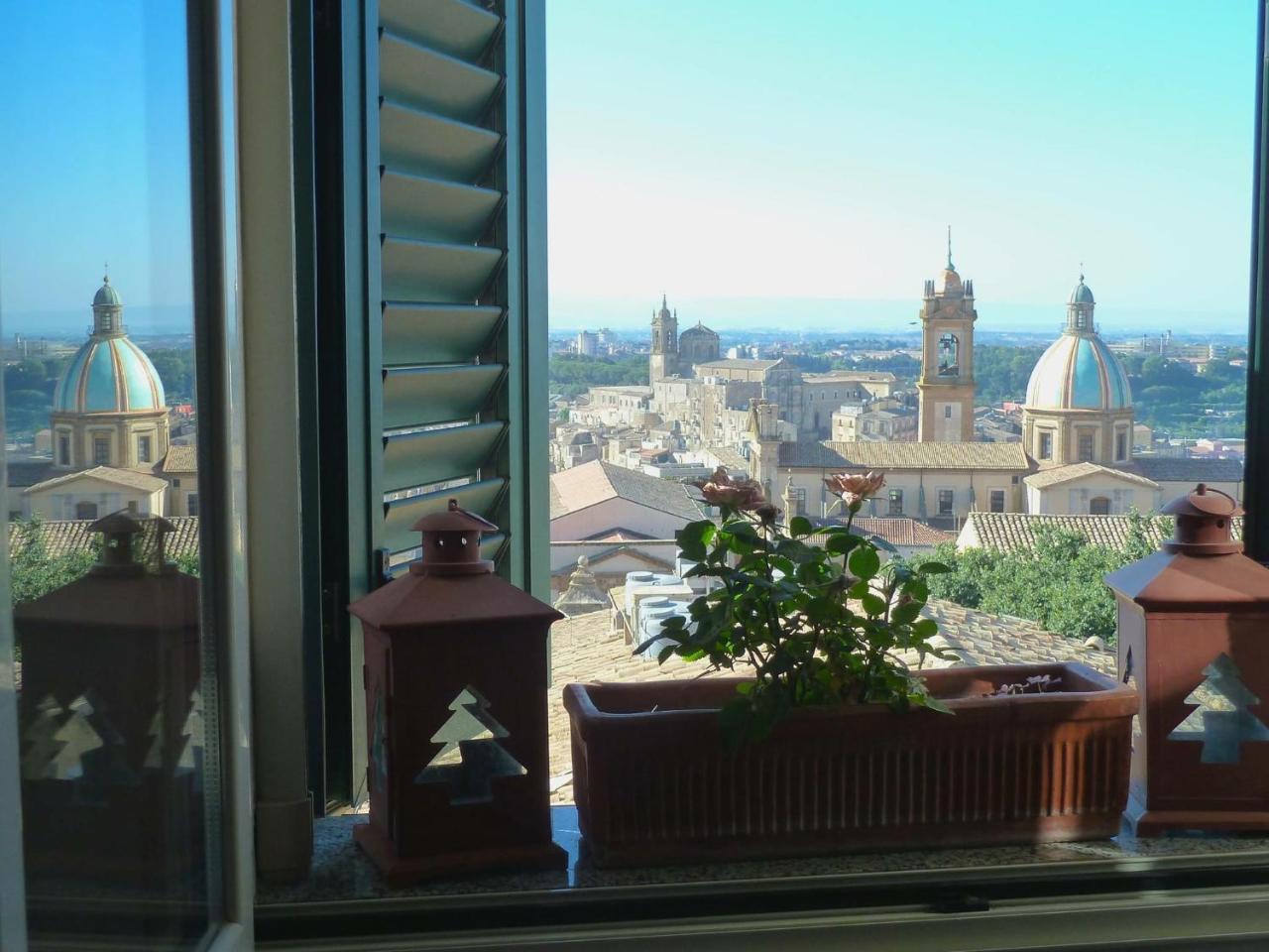 Casa Tipica Siciliana Patronale Tremetrisoprailcielo Con Vista, Colazione Interna In Terrazzo Panoramico 2* Caltagirone